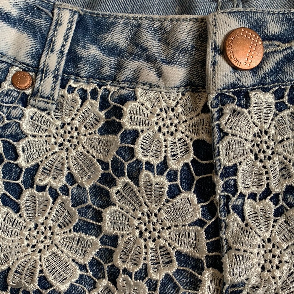 Tinseltown Floral Lace Jean Shorts - Picture 4 of 5